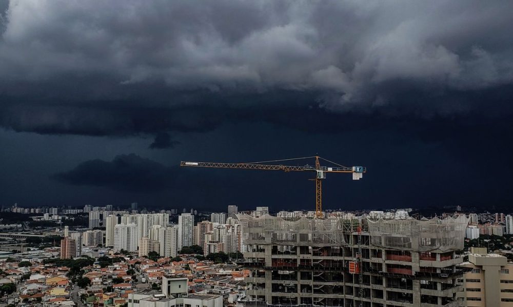 Imagem referente a Campanha de Flávio pede votação até 19h por chuvas em alguns estados