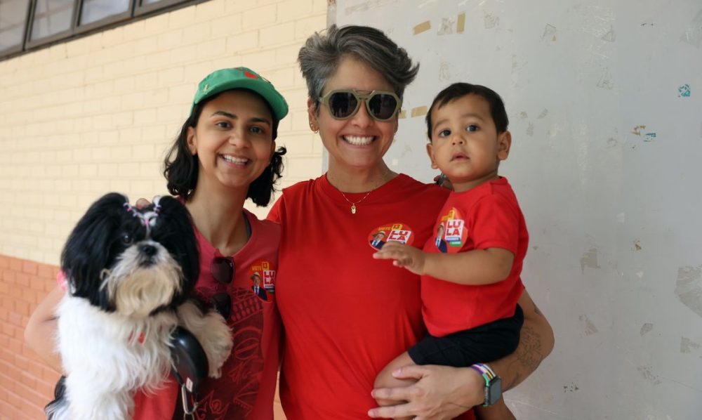 Imagem referente a Pais levam filhos a seções eleitorais para ensinar democracia