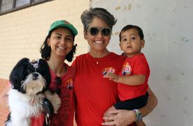 Pais levam filhos a seções eleitorais para ensinar democracia Pais levam filhos a seções eleitorais para ensinar democracia