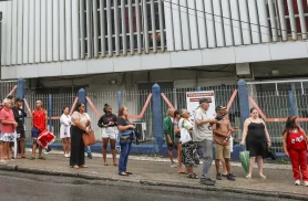 Centrais sindicais criticam falta de ônibus no dia da eleição Centrais sindicais criticam falta de ônibus no dia da eleição