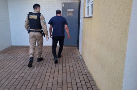 "Vou fazer sua orelha de cinzeiro": homem desacata policiais e acaba conduzido à Delegacia de Cascavel