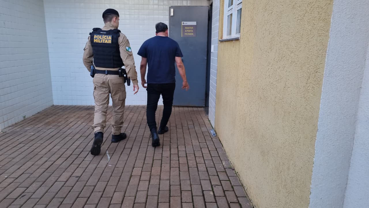 “Vou fazer sua orelha de cinzeiro”: homem desacata policiais e acaba conduzido à Delegacia de Cascavel