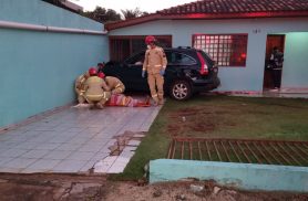 Acidente em Cascavel deixa duas mulheres feridas após carro invadir residência no Esmeralda