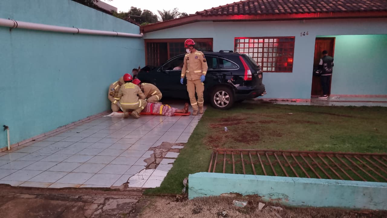 Acidente em Cascavel deixa duas mulheres feridas após carro invadir residência no Esmeralda