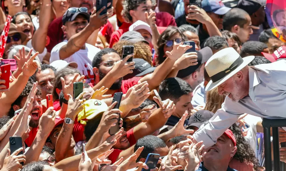 Imagem referente a Presidente do TSE liga para Lula para parabenizar reeleição