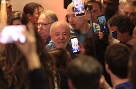 Lula agradece votos e diz que teve de vencer intromissão vinda de fora Lula agradece votos e diz que teve de vencer intromissão vinda de fora