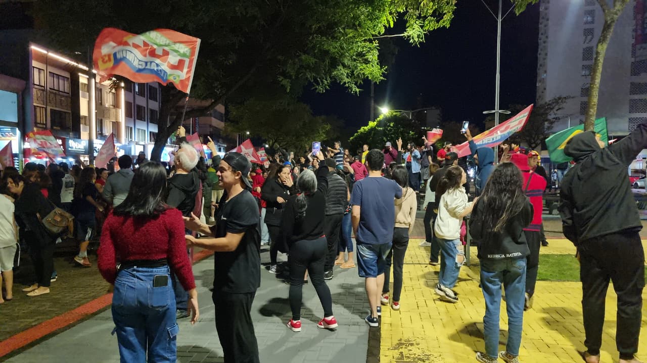 Eleições em Cascavel: vitória de Lula reúne apoiadores após apuração no centro da cidade