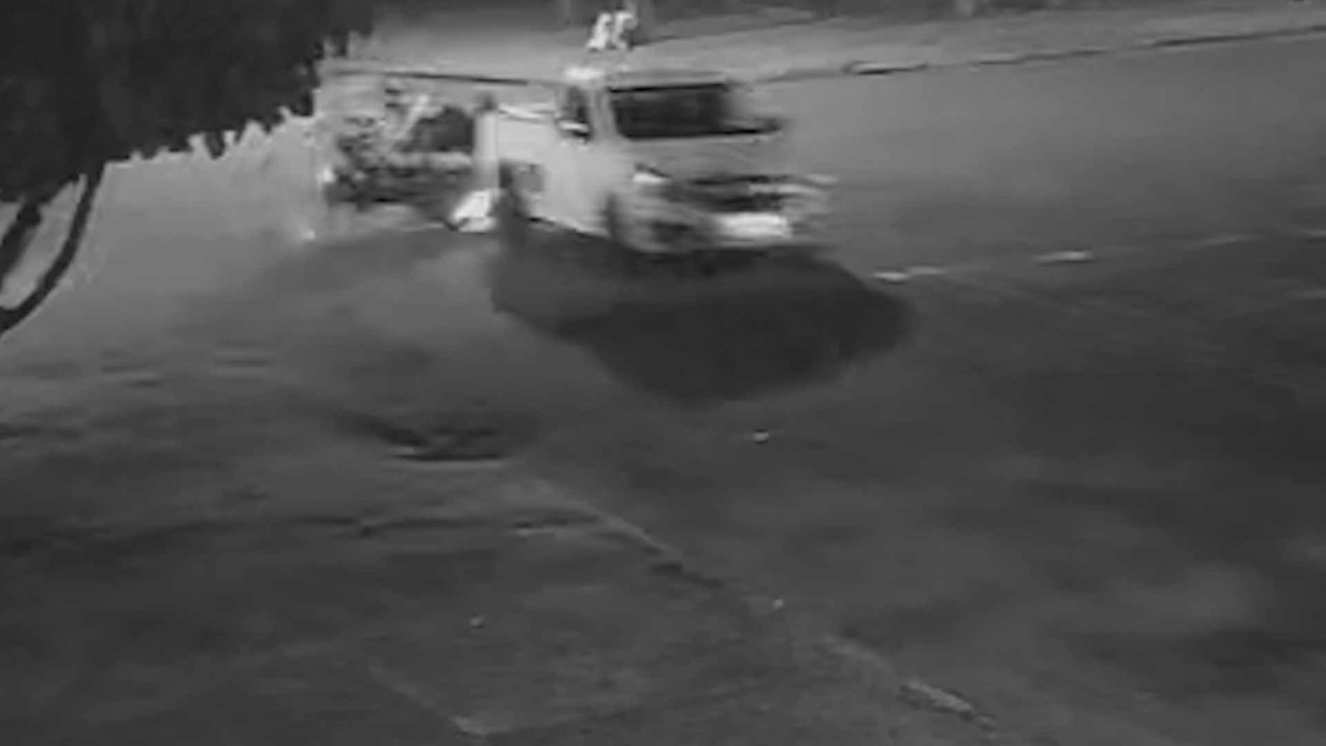 Câmera registra momento moto bate e motorista foge em acidente no Bairro Country em Cascavel