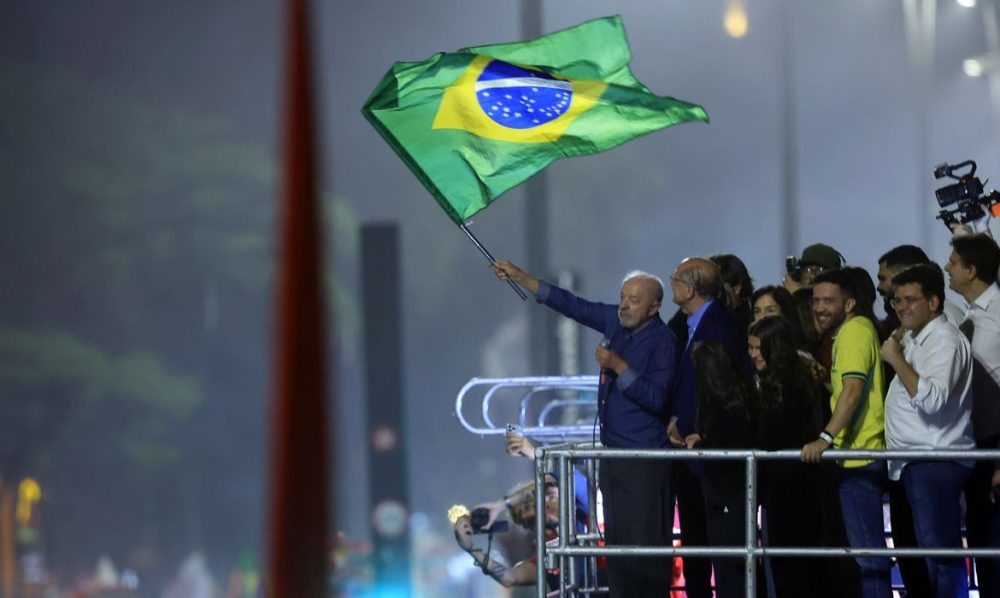 Imagem referente a Em festa da vitória, Lula pede que público cante Hino da Independência