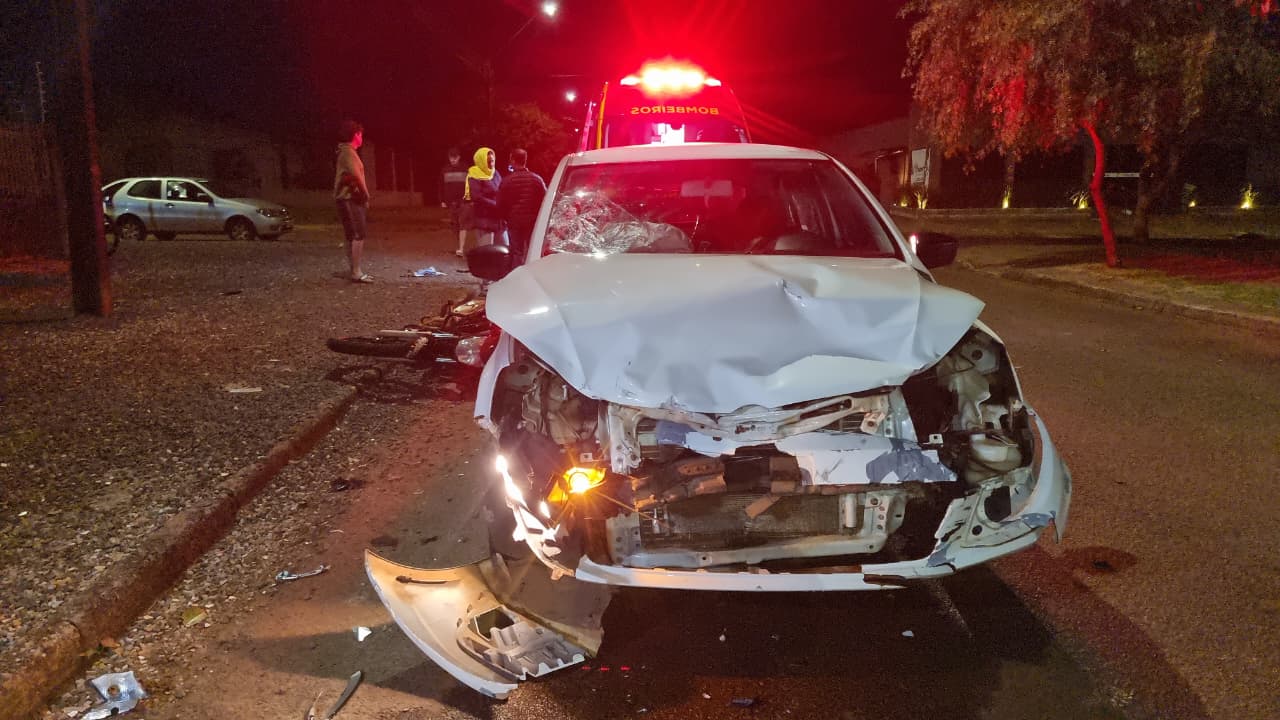 Homem de 49 anos sofre fratura grave em colisão entre carro e moto na Avenida Pintassilgo