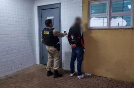 Jovem furta celular, é reconhecido após imagens de câmera e localizado com cartão da vítima Jovem furta celular, é reconhecido após imagens de câmera e localizado com cartão da vítima