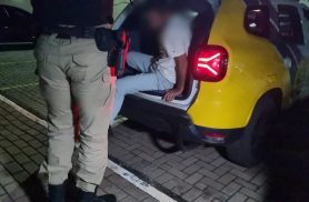Homem é levado à Delegacia de Cascavel após denúncia de ameaça por Maria da Penha Homem é levado à Delegacia de Cascavel após denúncia de ameaça por Maria da Penha