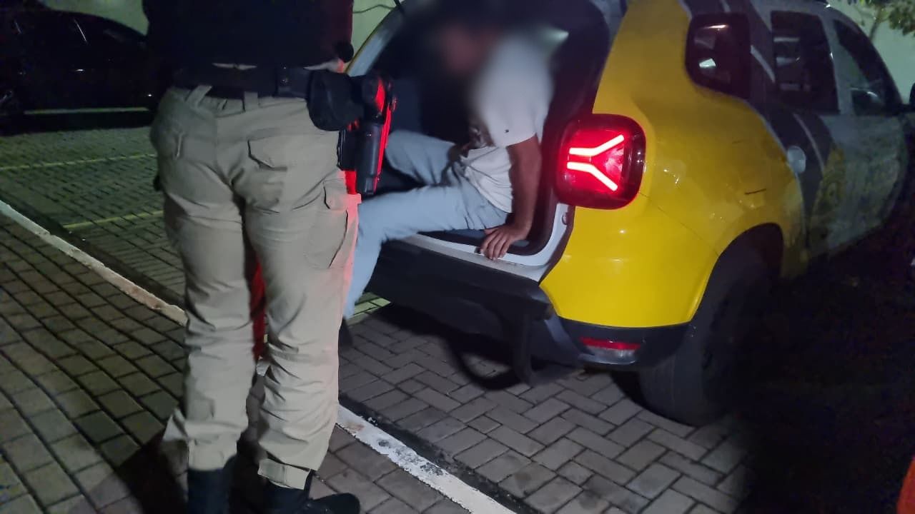 Homem é levado à Delegacia de Cascavel após denúncia de ameaça por Maria da Penha