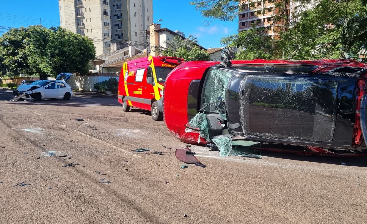 Land Rover capota após acidente com Palio no bairro Country em Cascavel
