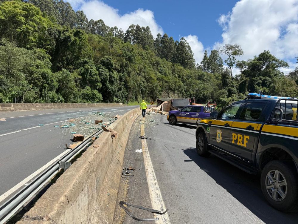 Imagem referente a Tombamento de caminhão carregado com ovos deixa motorista gravemente ferido na BR-376