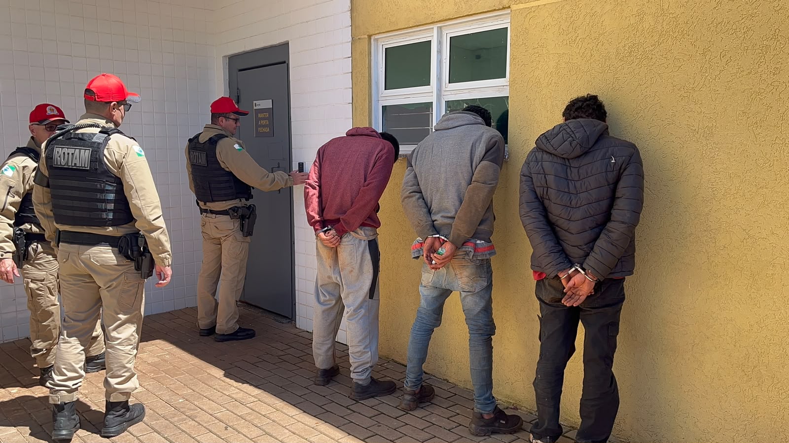 ROTAM prende três homens em posse de motores furtados durante abordagem na BR-277