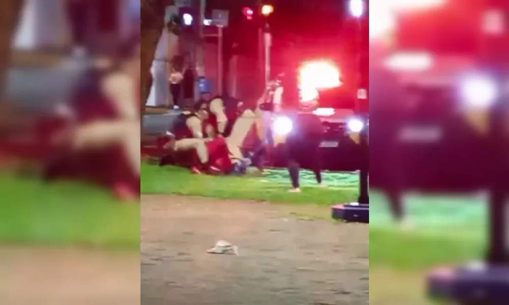Três pessoas detidas após confusão entre eleitores e PM durante comemoração em Apucarana Imagem referente a Três pessoas detidas após confusão entre eleitores e PM durante comemoração em Apucarana