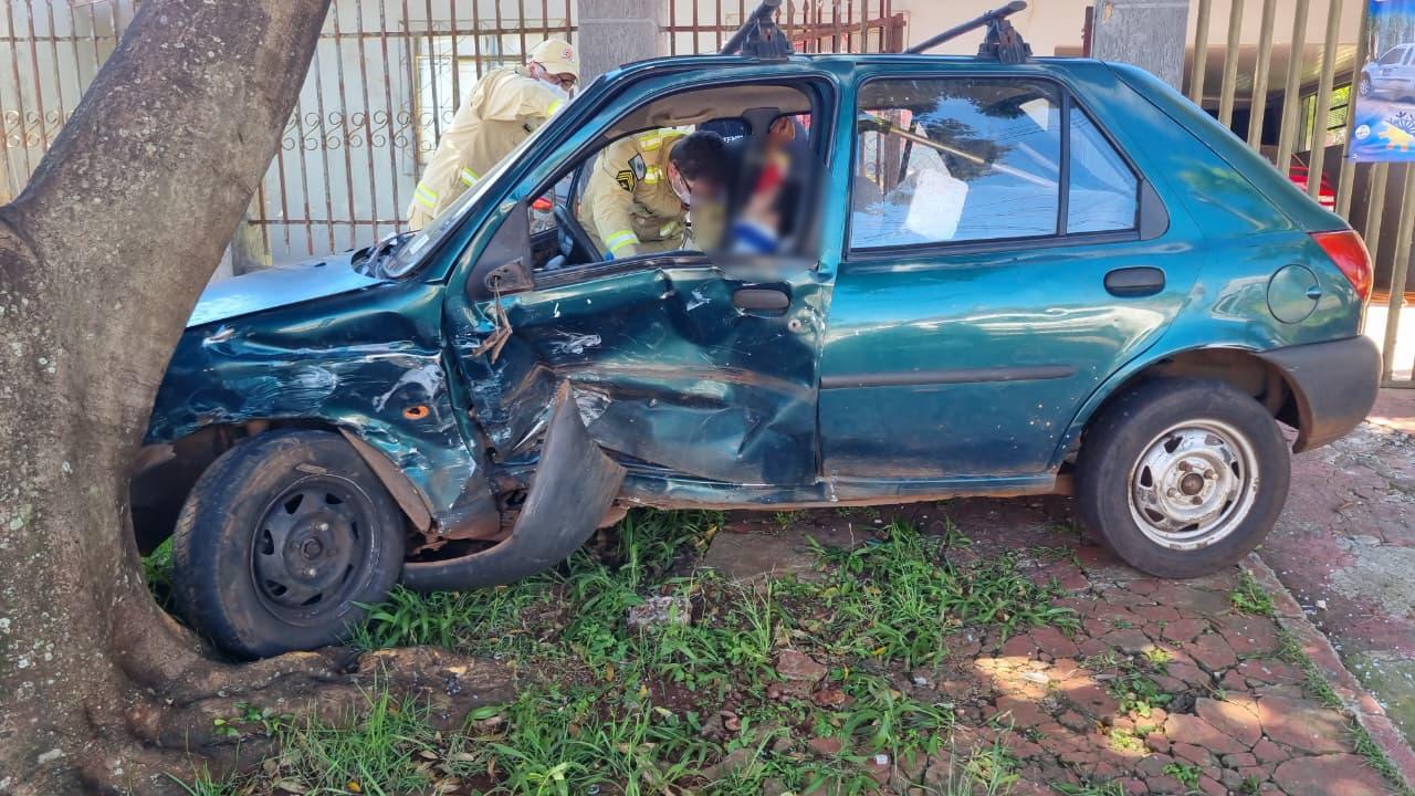 Grave acidente entre Peugeot e Fiesta deixa três vítimas feridas no Bairro Canadá