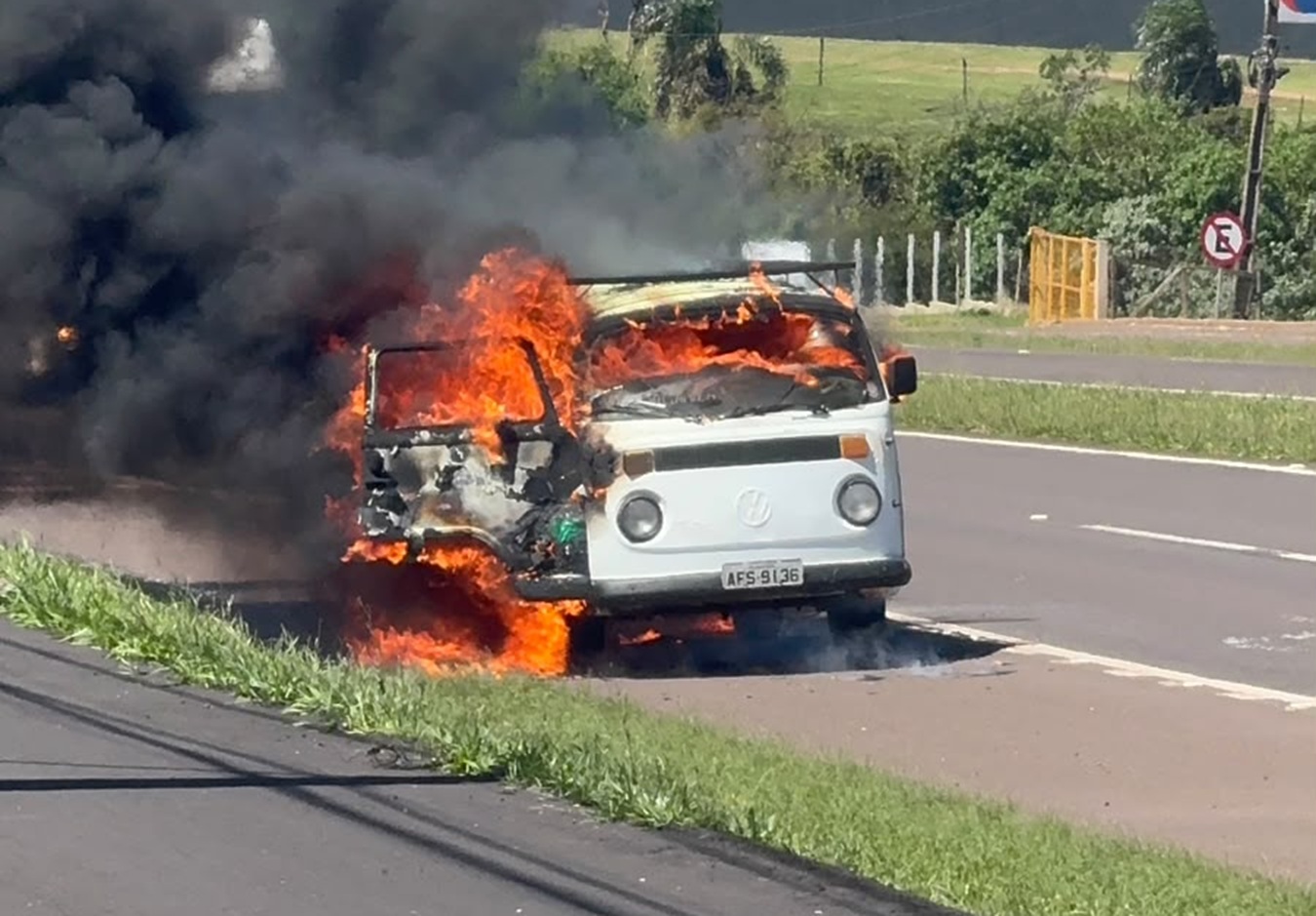 Kombi fica completamente destruída após incêndio na BR-277 em Cascavel