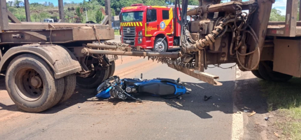Acidente entre motocicleta e caminhão deixa ferido na PR-180 Imagem referente a Acidente entre motocicleta e caminhão deixa ferido na PR-180