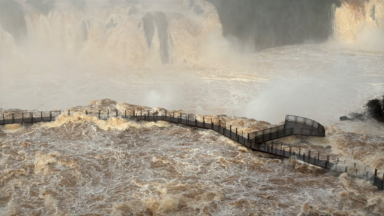 Cataratas do Iguaçu atingem 17,7 milhões de litros por segundo e passarela segue interditada