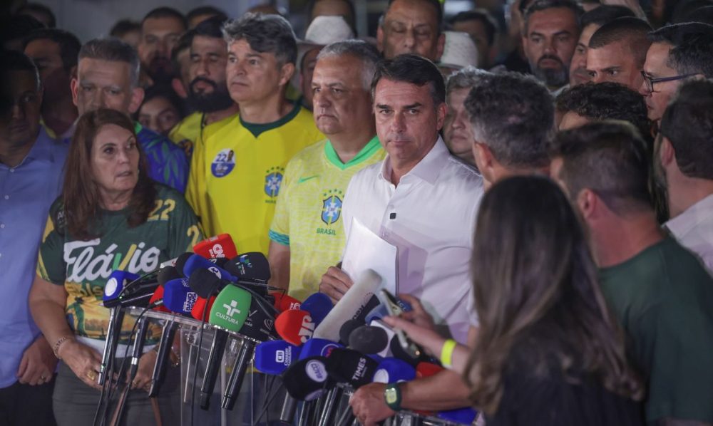 Imagem referente a Moraes manda Flávio entregar passaporte e o proíbe de deixar o país