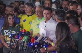 Moraes manda Flávio entregar passaporte e o proíbe de deixar o país Moraes manda Flávio entregar passaporte e o proíbe de deixar o país