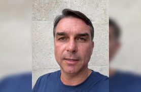 Flávio Bolsonaro diz que terá de entregar passaporte e anuncia pedido de cassação da chapa de Lula