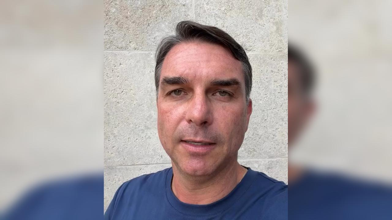 Flávio Bolsonaro diz que terá de entregar passaporte e anuncia pedido de cassação da chapa de Lula