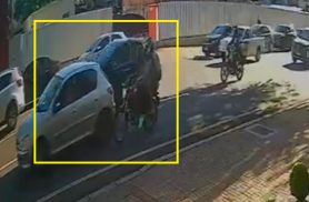 Vídeo mostra Peugeot fechando moto antes de colisão fatal contra poste