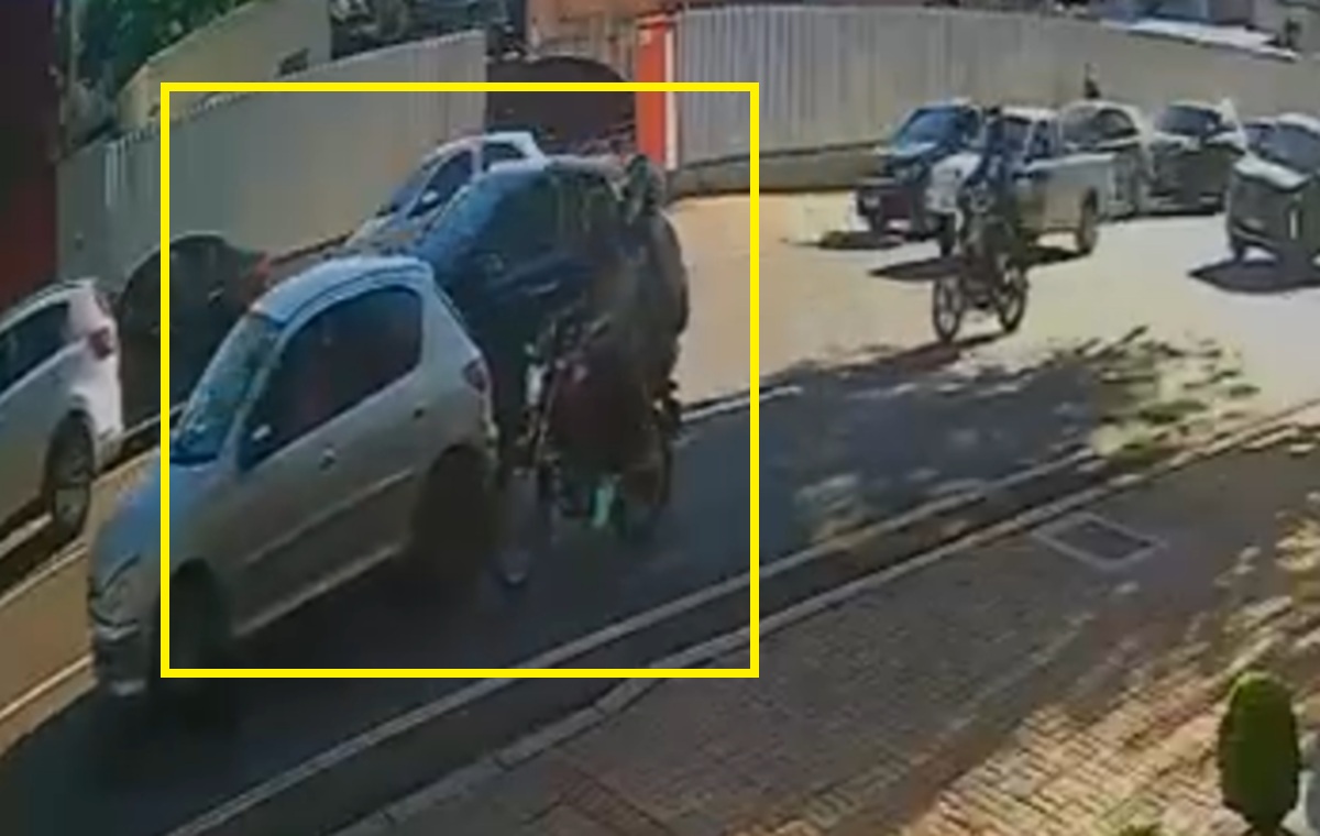 Vídeo mostra Peugeot fechando moto antes de colisão fatal contra poste