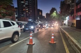 IML retira corpo de motociclista na Rua Recife, em Cascavel