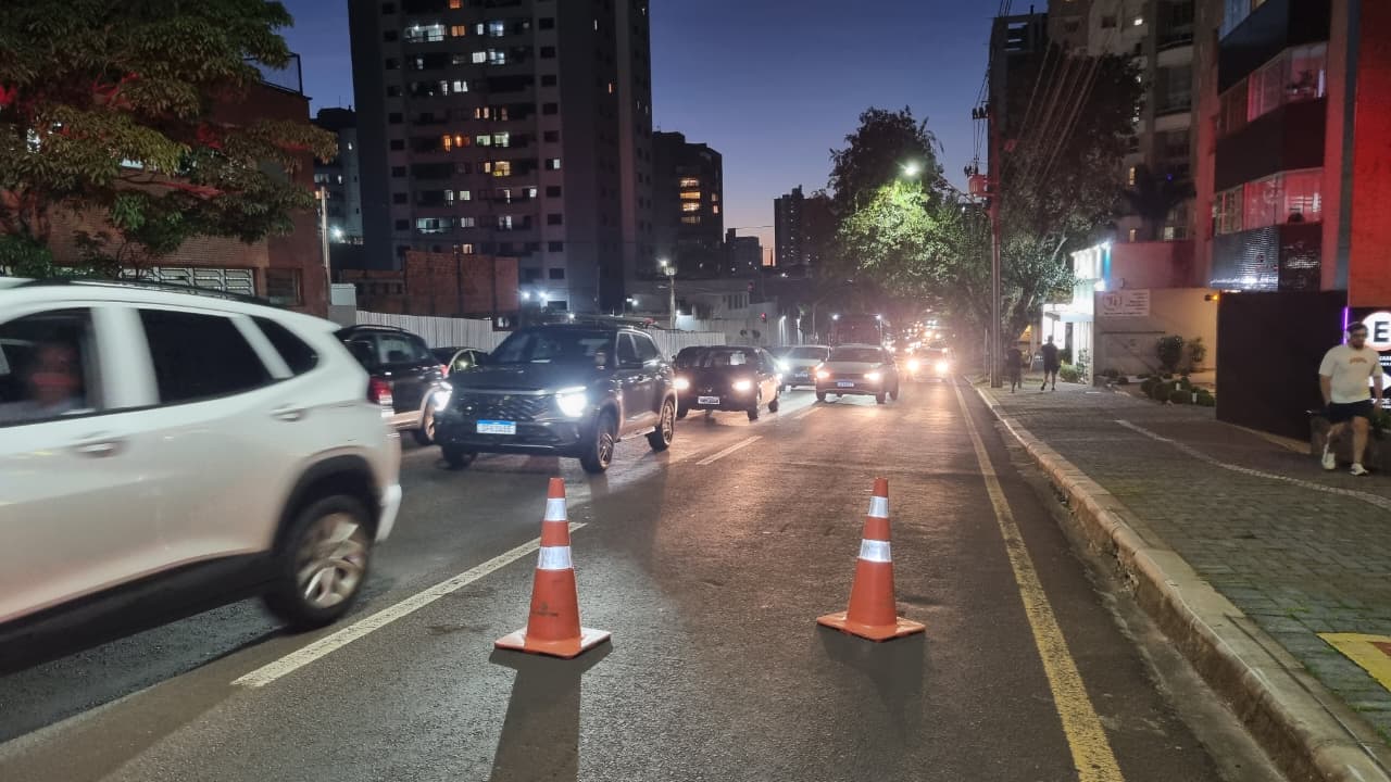 IML retira corpo de motociclista na Rua Recife, em Cascavel