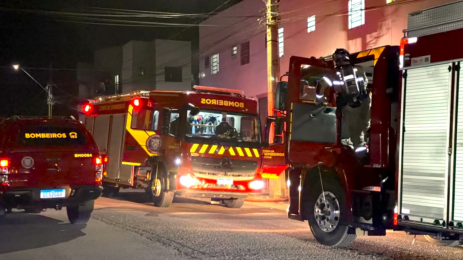 Incêndio em apartamento mobiliza Bombeiros e deixa três pessoas com suspeita de inalação de fumaça em Cascavel