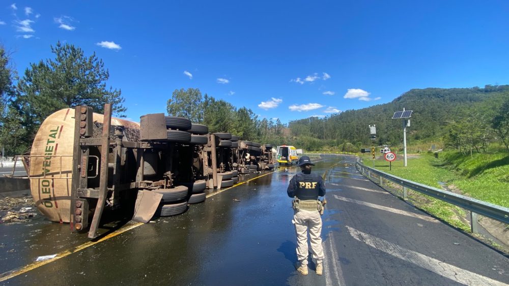 Imagem referente a Tombamento de carreta com óleo vegetal interdita trecho da BR-376 em Mauá da Serra