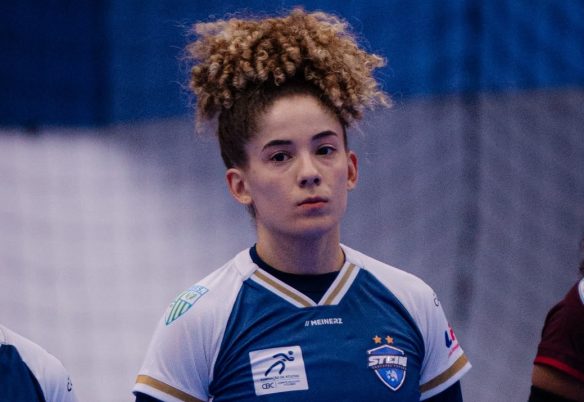 Flávia consolida evolução e ganha espaço entre os destaques do Stein Cascavel Futsal Flávia consolida evolução e ganha espaço entre os destaques do Stein Cascavel Futsal