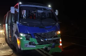 Ônibus da Saúde de Capanema colide com caminhão na PR-182 em Ampére