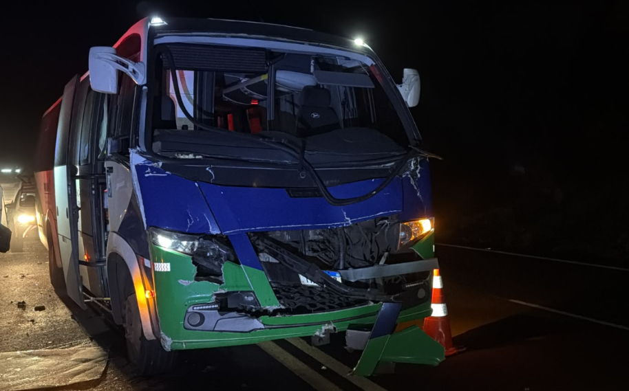 Imagem referente a Ônibus da Saúde de Capanema colide com caminhão na PR-182 em Ampére