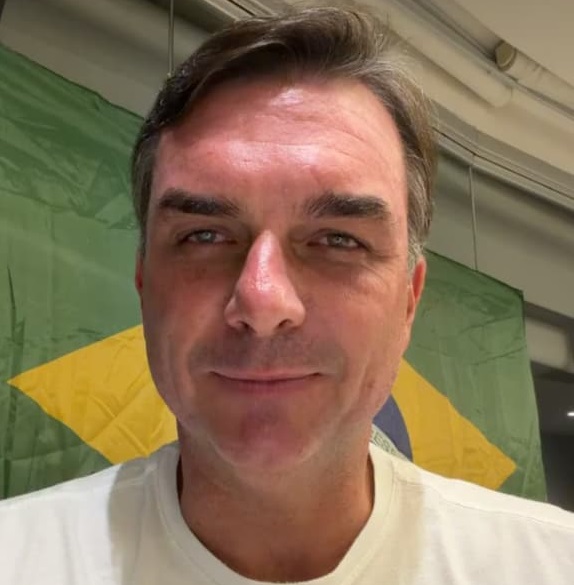 Imagem referente a Flávio Bolsonaro teria viajado aos EUA via Foz do Iguaçu, diz imprensa argentina