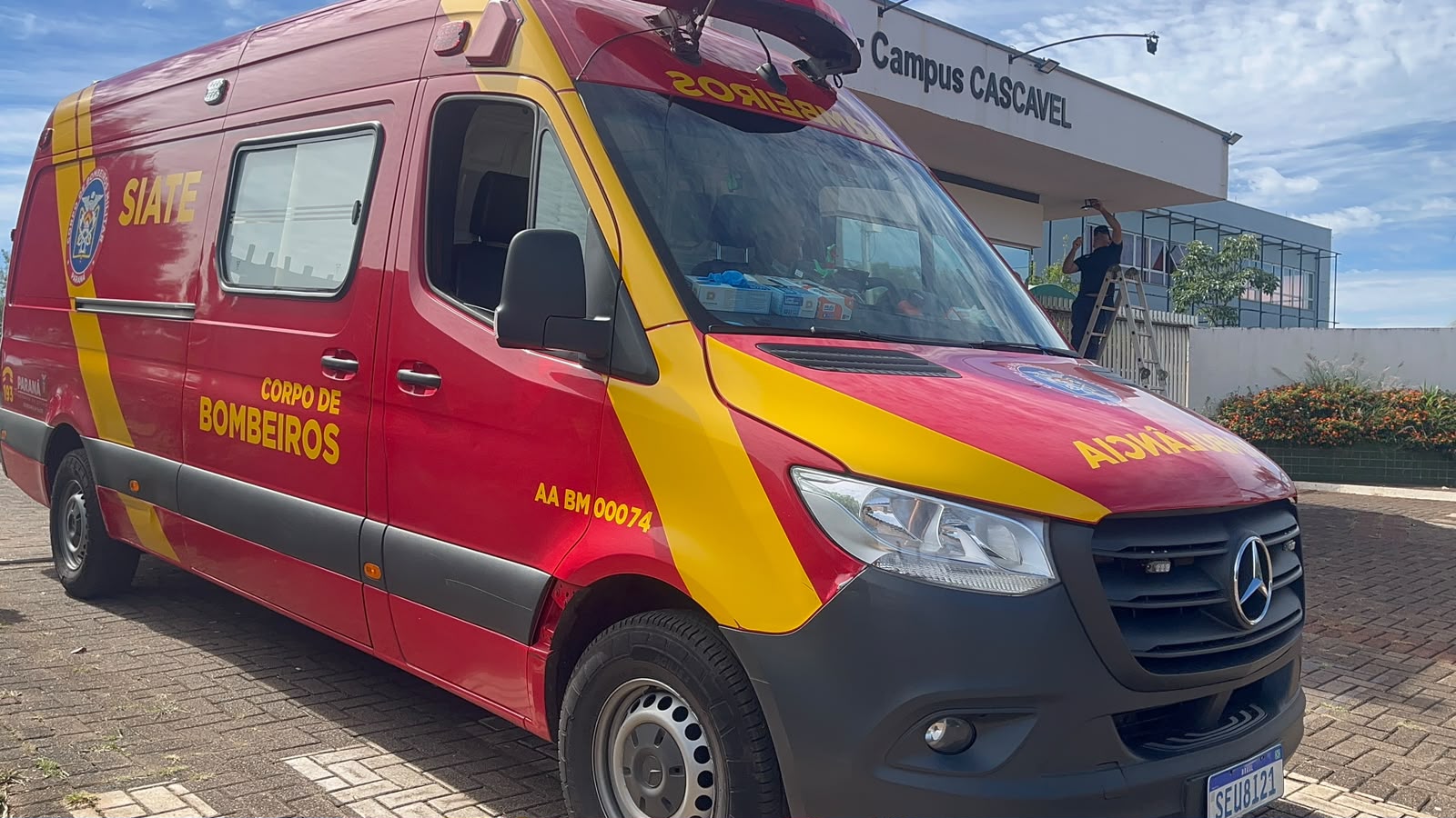 Mulher de 37 anos sofre luxação no tornozelo após cair de escada no IFPR em Cascavel