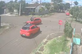 Motociclista é arremessado contra para-brisas de carro após colisão no Bairro Esmeralda