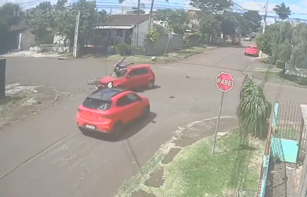 Motociclista é arremessado contra para-brisas de carro após colisão no Bairro Esmeralda