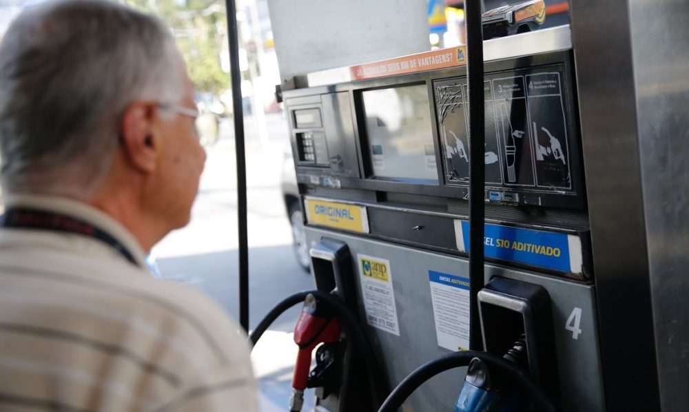 Imagem referente a Governo prorroga por um mês subvenção de R$ 2,12 ao diesel