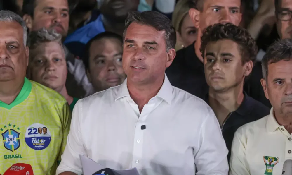 Imagem referente a Polícia Federal cancela passaportes de Flávio Bolsonaro