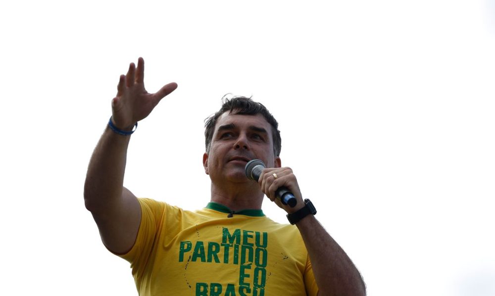 Imagem referente a Aliado de Trump diz que Flávio Bolsonaro chegou aos EUA