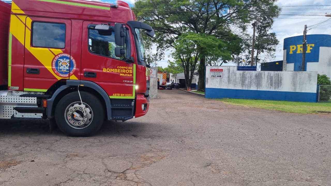 Bombeiros são acionados para atender ocorrência envolvendo árvore na sede da PRF em Cascavel