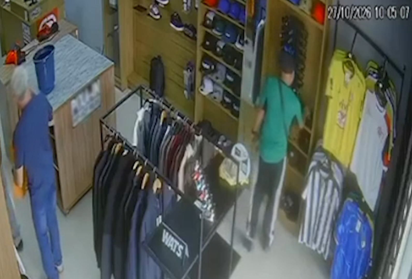 Câmera registra furto de celular em loja na região central de Cascavel