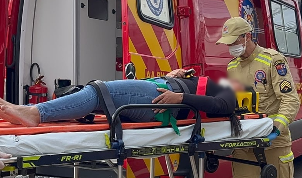 Mulher fica ferida em colisão entre carro e scooter elétrica em Cascavel; criança escapa ilesa