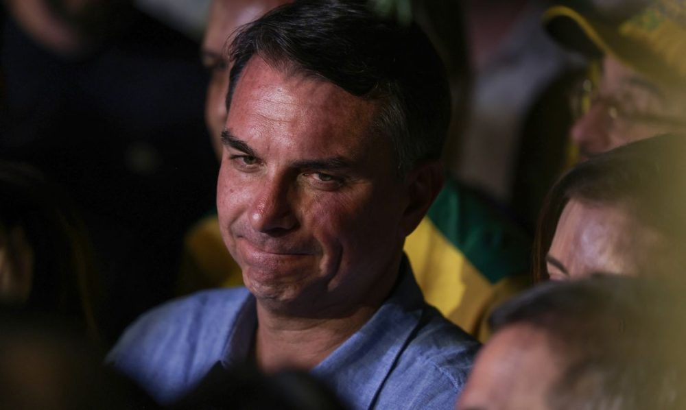 Imagem referente a Imprensa internacional repercute fuga de Flávio Bolsonaro do Brasil