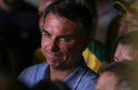 Imprensa internacional repercute fuga de Flávio Bolsonaro do Brasil Imprensa internacional repercute fuga de Flávio Bolsonaro do Brasil